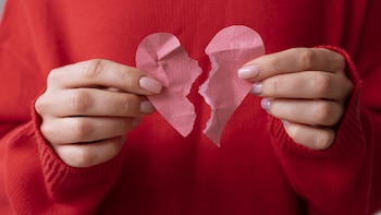 Corazón roto papel (Freepik)