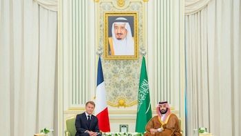 Macron cierra con Bin Salmán un acuerdo sobre combustible en una visita sorpresa a Riad