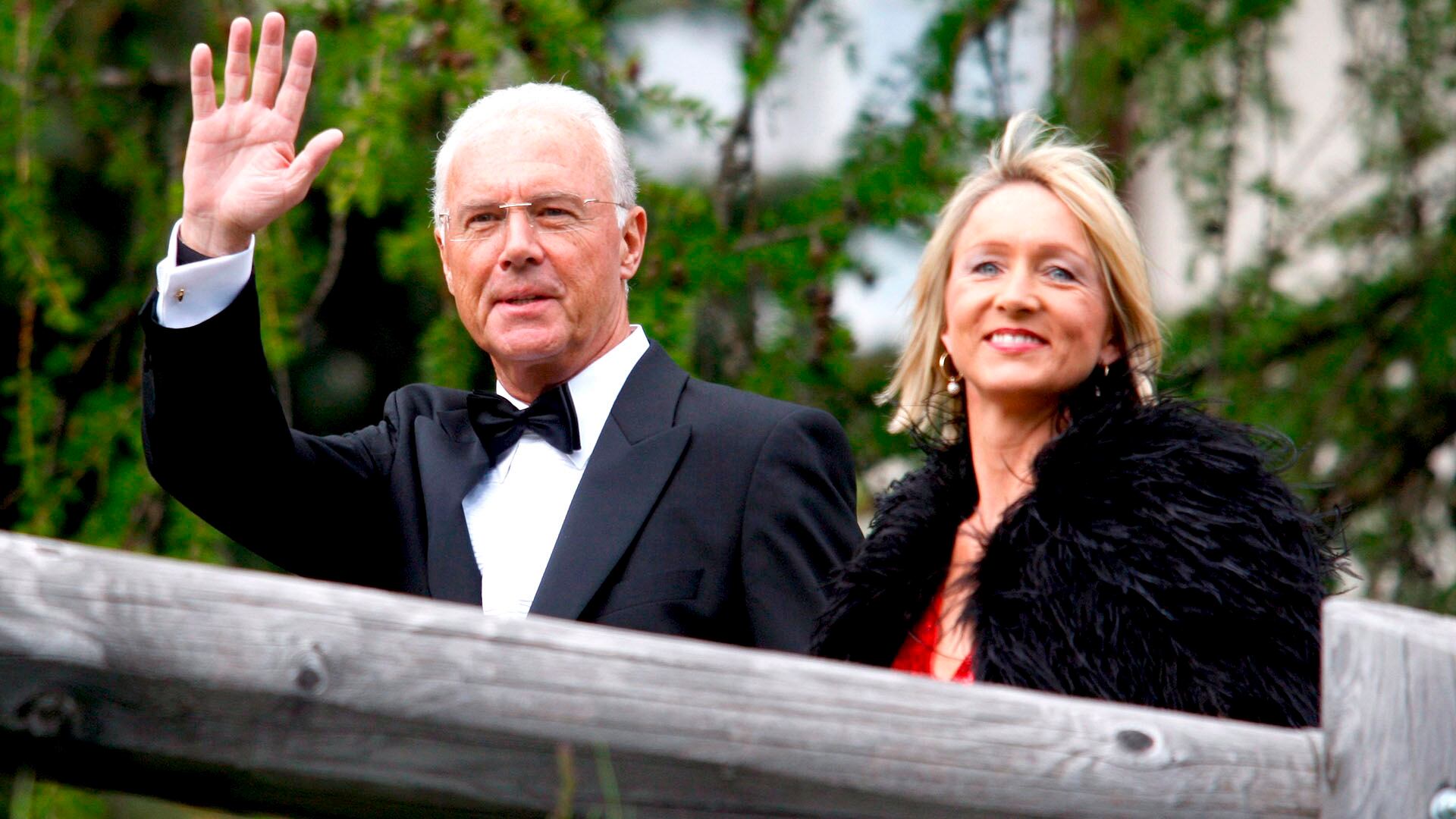 Franz Beckenbauer y su esposa Heidi ingresan a una fiesta de casamiento en Suiza, en 2009 (EFE/EPA/ARNO BALZARINI)
