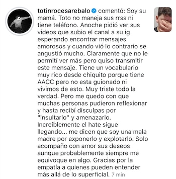 Captura de pantalla de un comentario de texto en una red social junto a una fotografía de un niño que se cubre el rostro con la mano