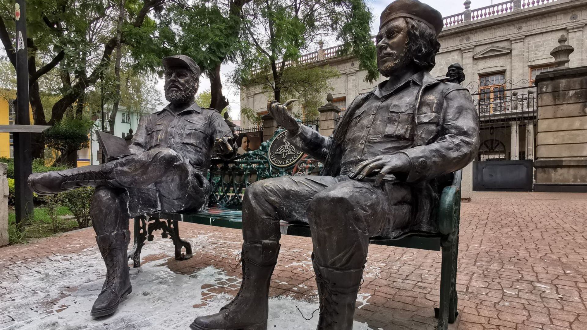 el retiro de las estatuas de Fidel Castro y Che Guevara ha causado polémica. FOTO: MOISÉS PABLO/CUARTOSCURO.COM