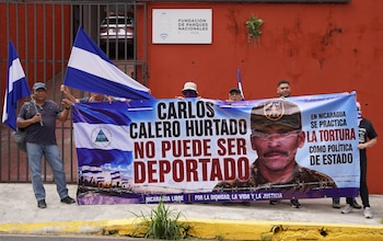 Nicaragüenses sostienen un cartel frente al Tribunal Administrativo Migratorio (TAM) de Costa Rica para solicitar que se frene la deportación de Carlos Calero Hurtado, este miércoles en San José (Costa Rica). EFE/ STR