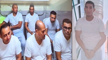 Imagen dividida mostrando a seis hombres en camisetas blancas en una sala y a uno de ellos de pie y esposado en la parte derecha.
