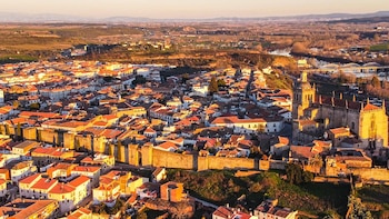 Este es el pueblo más antiguo de Extremadura: una villa con 28 siglos de historia y un castillo del siglo XII en la frontera con Portugal