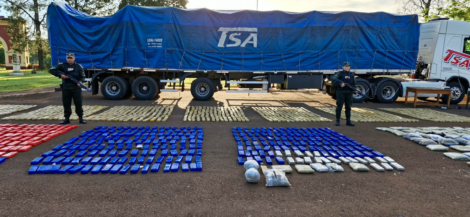 La droga estaba escondida en paquetes de gran tamaño envueltos en papel madera