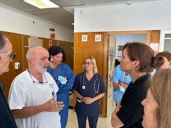 García habla con personal sanitario en Ceuta. (Ministerio de Sanidad)