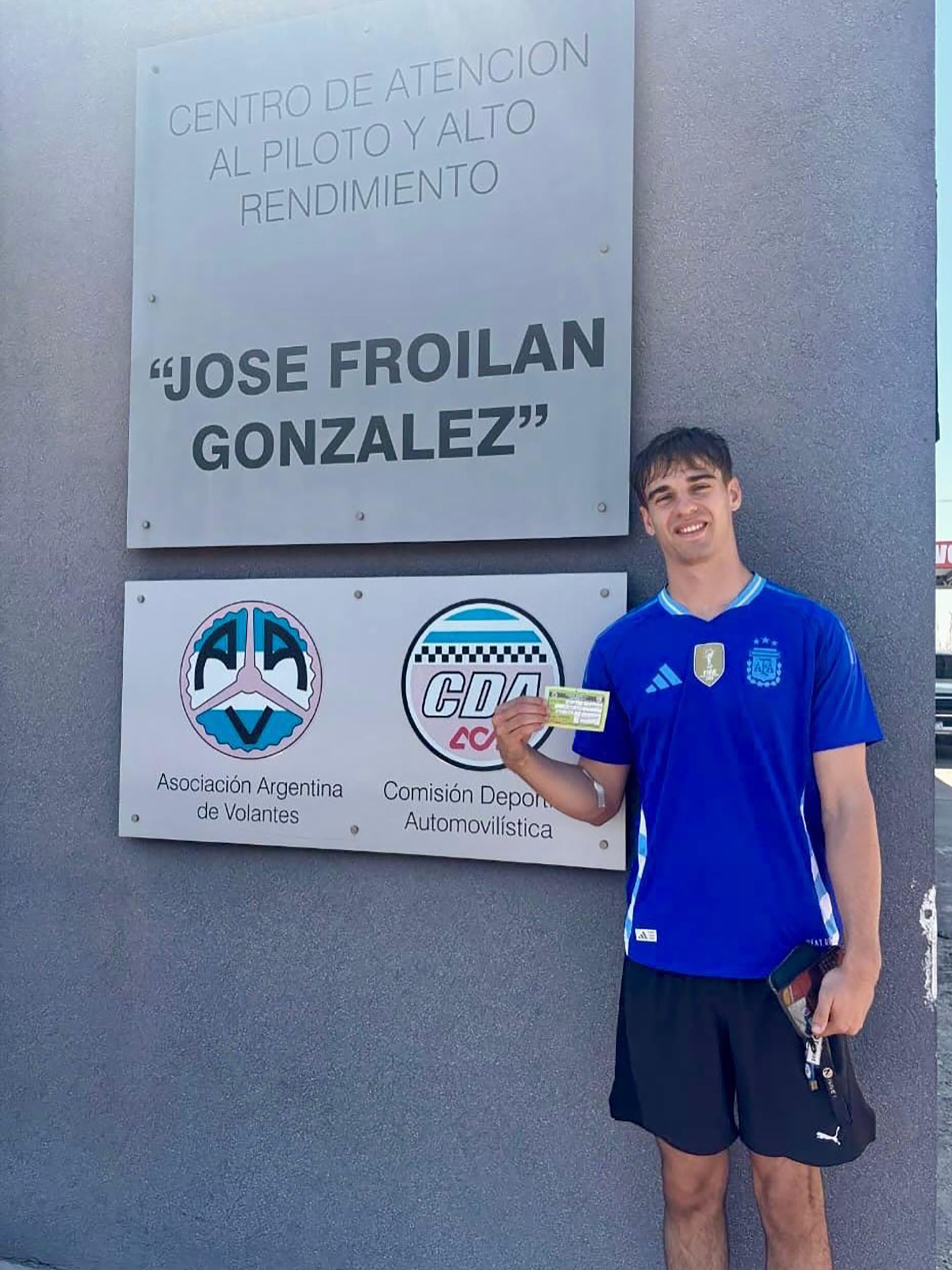 Varrone fue a realizar los trámites de su licencia de cara a la F2 y se cruzó con Colnaghi (Foto: @a.a.volantes)