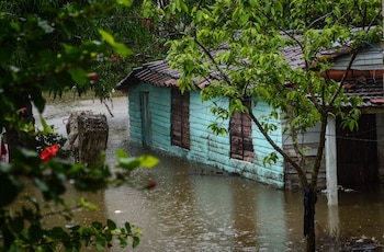 En Cuba, La tormenta Alberto dejó inundaciones, cortes de vías y un puente colapsado. La frecuencia de las inundaciones costeras en el municipio de Centro Habana registró un aumento del 40% en los últimos cinco años.