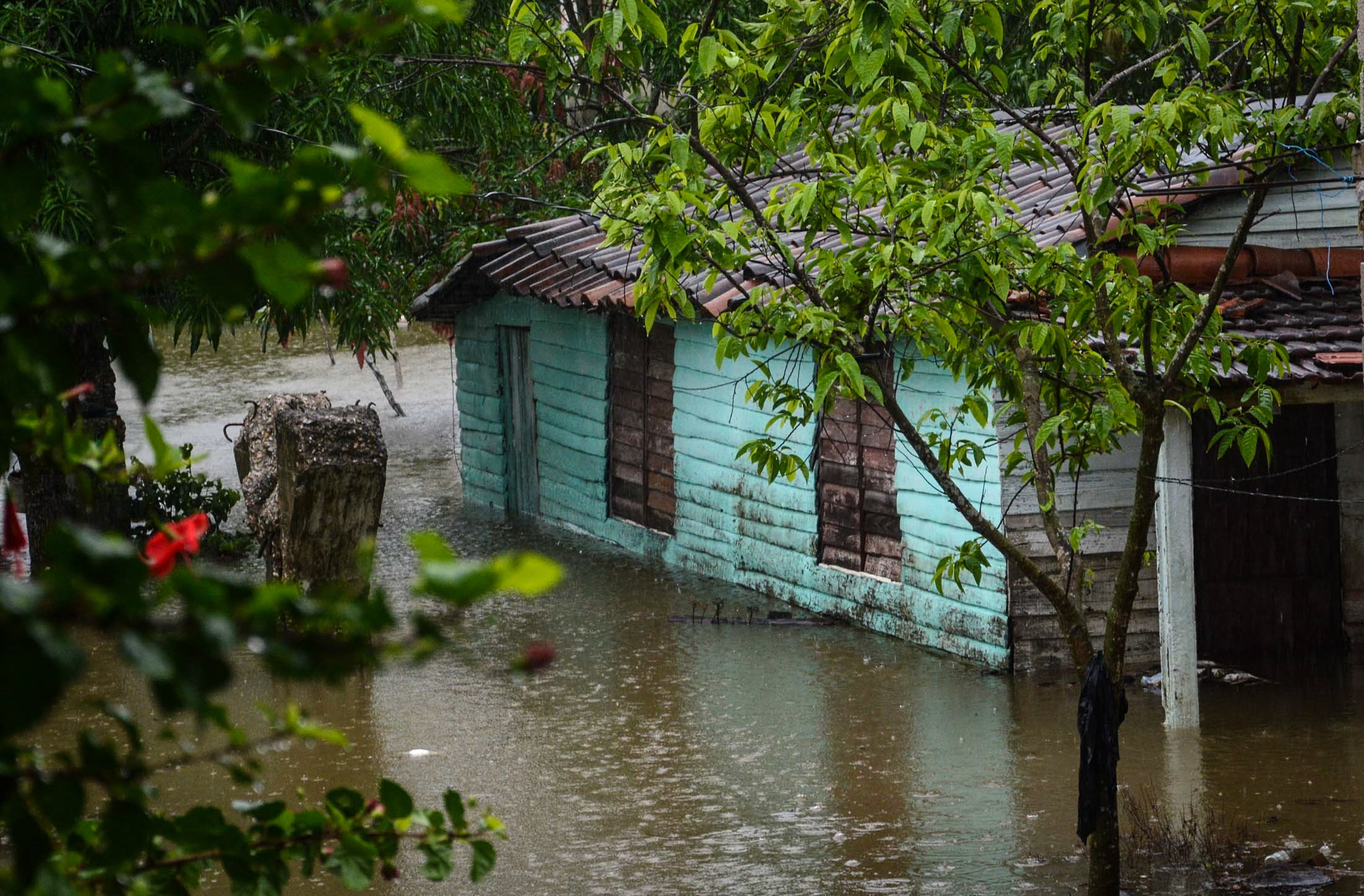 En Cuba, La tormenta Alberto dejó inundaciones, cortes de vías y un puente colapsado. La frecuencia de las inundaciones costeras en el municipio de Centro Habana registró un aumento del 40% en los últimos cinco años.