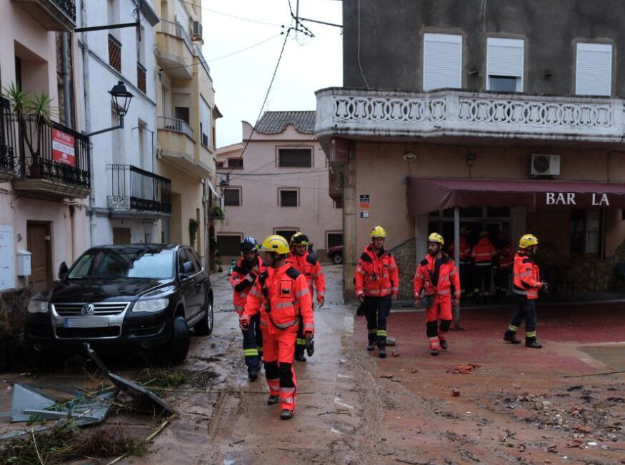 Un grupo de bomberos durante las labores de retirada de vehículos en Godal, uno de los municipios más afectados por la DANA Alice, a 13 de octubre de 2025. (X/@bombersca)