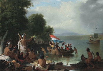 Grupo de personas indígenas y europeas en orilla y botes, con una bandera neerlandesa, un barco velero, canoas, río, árboles y montañas