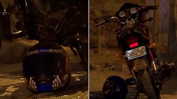 Imagen dividida muestra una motocicleta oscura y dos cascos en el suelo, uno junto al motor y otro cerca de la rueda trasera y matrícula