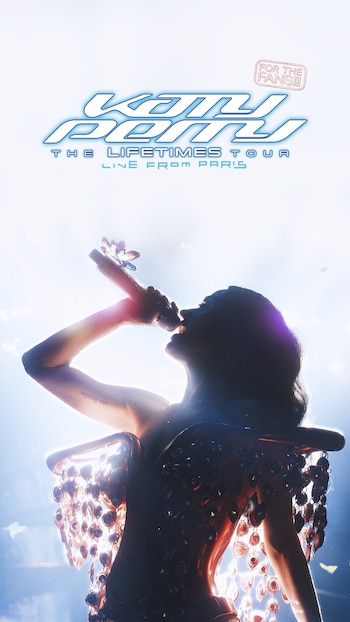 Katy Perry de perfil y en silueta canta en un micrófono bajo una intensa luz, vestida con un atuendo adornado. Logotipo del tour en la parte superior