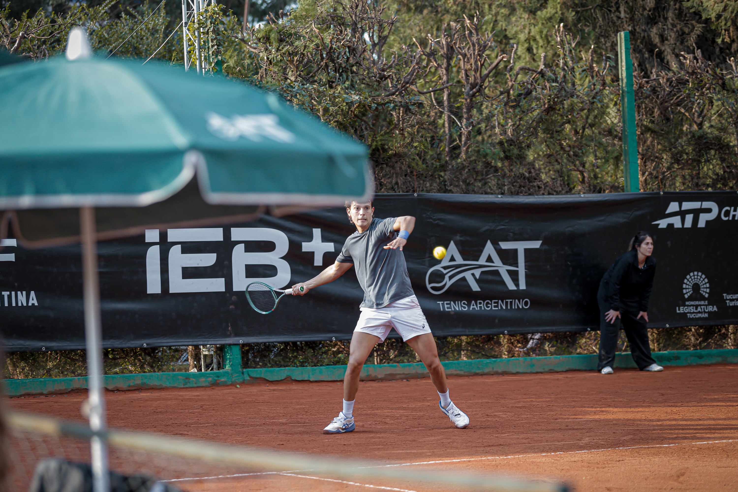 El correntino Carlos Zárate continúa su ascenso en el circuito y aseguró la presencia de un argentino en la final del AAT Challenger de Tucumán (Crédito: Prensa AAT)