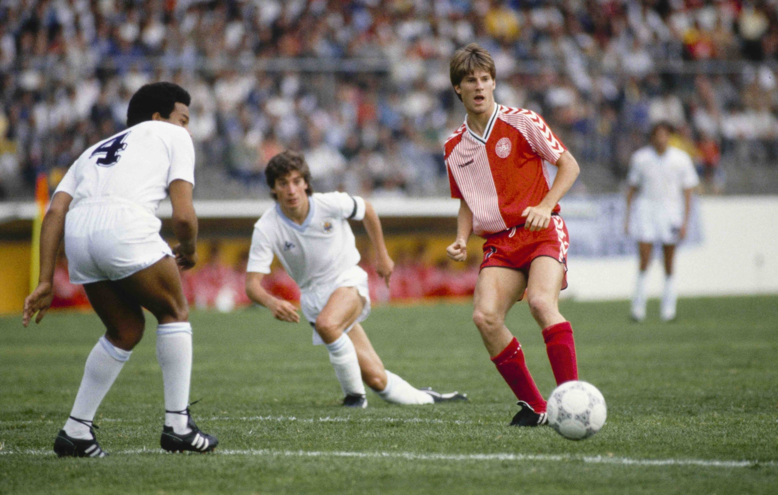 Mundial de México 1986, una histórica goleada danesa con todos sus goleadores debutando en Mundiales, donde la “Dinamita Roja” de Laudrup y Elkjær aplastó a una Uruguay que terminó jugando con diez hombres - crédito Federación Danesa de Fútbol