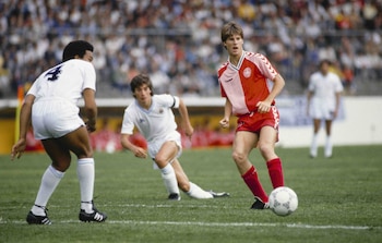 Mundial de México 1986, una histórica goleada danesa con todos sus goleadores debutando en Mundiales, donde la “Dinamita Roja” de Laudrup y Elkjær aplastó a una Uruguay que terminó jugando con diez hombres - crédito Federación Danesa de Fútbol