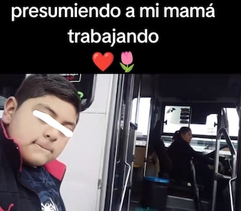 Miles de usuarios se conmovieron al ver la admiración que siente el niño por el trabajo de su mamá.