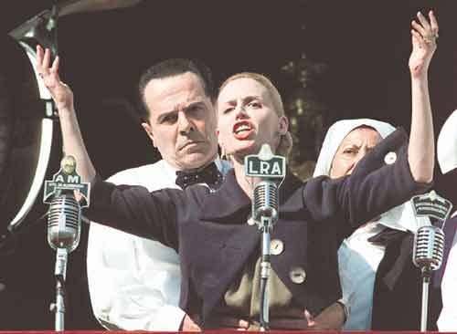 Esther Goris y Víctor Laplace en Eva Perón, la película de 1996, dirigida por Juan Carlos Desanzo