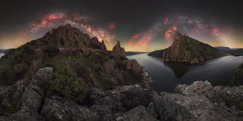 “Doble Vía Láctea sobre el Parque Nacional de Monfragüe” – Luis Cajete. Parque Nacional de Monfragüe, España (Capture The Atlas)