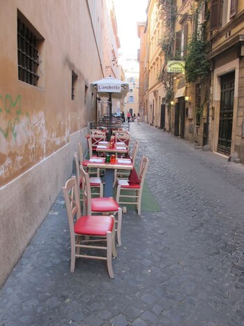 ARCHIVO - Mesas vacías en