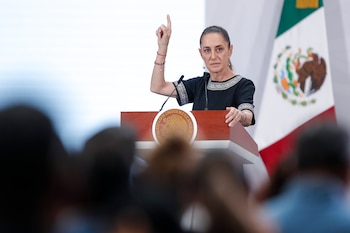 La presidenta de México, Claudia Sheinbaum, participa este jueves en una rueda de prensa en el Palacio Nacional en Ciudad de México (México). EFE/Isaac Esquivel