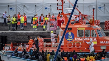 El número de personas que llega irregularmente a España cae casi a la mitad en lo que va de 2026, pero crece en Baleares y en el norte de África