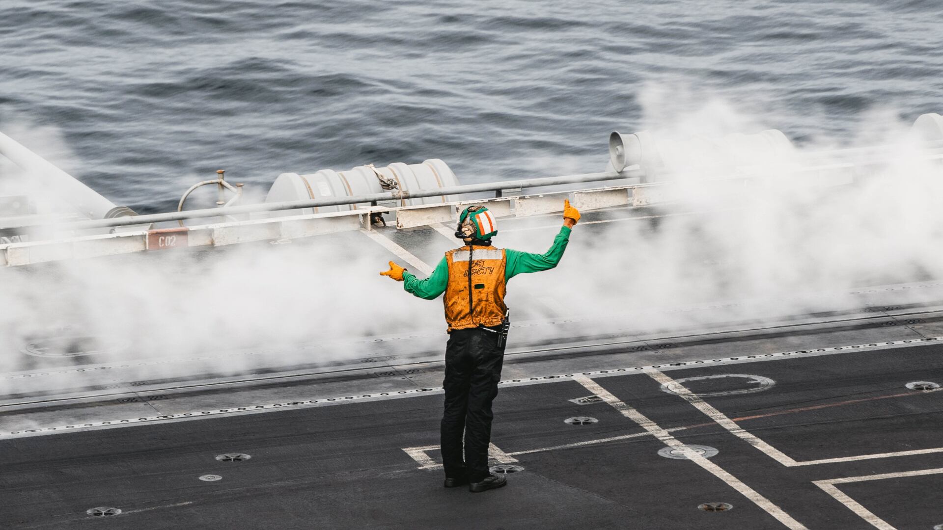 El USS Abraham Lincoln continúa sus operaciones aéreas contra objetivos militares en Irán mientras navega en aguas regionales (@CENTCOM)