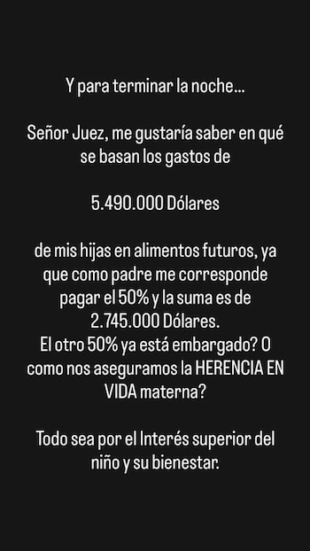 Texto blanco sobre fondo negro con una declaración dirigida a un juez sobre gastos de 5.490.000 y 2.745.000 dólares en alimentos futuros para hijas