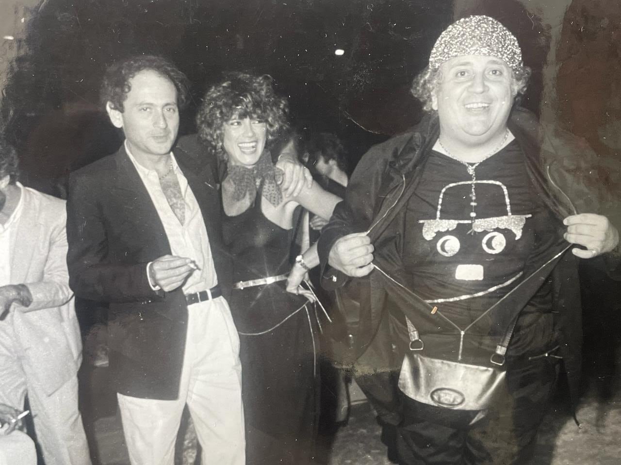 Samuel Chiche Gelblung, Cristina Seoane (su esposa) y Eduardo Bergara Leumann, responsable de su debut como cantante de tangos en La Botica del Angel bajo el seudónimo de Mariano Ovejero