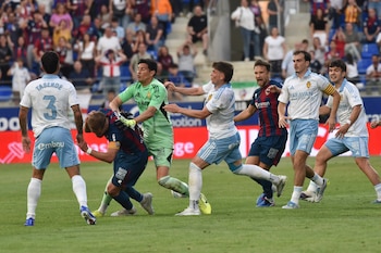 El motivo de su sanción ocurrió luego de que el argentino le dio un puñetazo al capitán del Huesca Jorge Pulido (EFE/Veronica Lacasa)