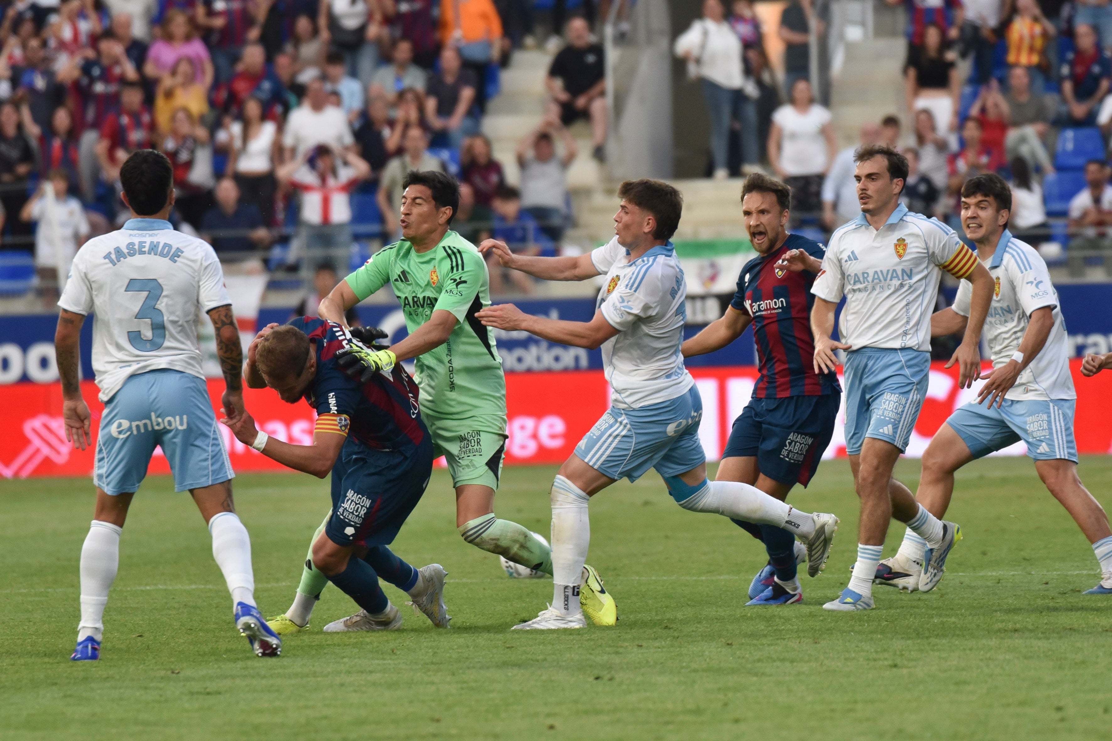 El motivo de su sanción ocurrió luego de que el argentino le dio un puñetazo al capitán del Huesca Jorge Pulido (EFE/Veronica Lacasa)