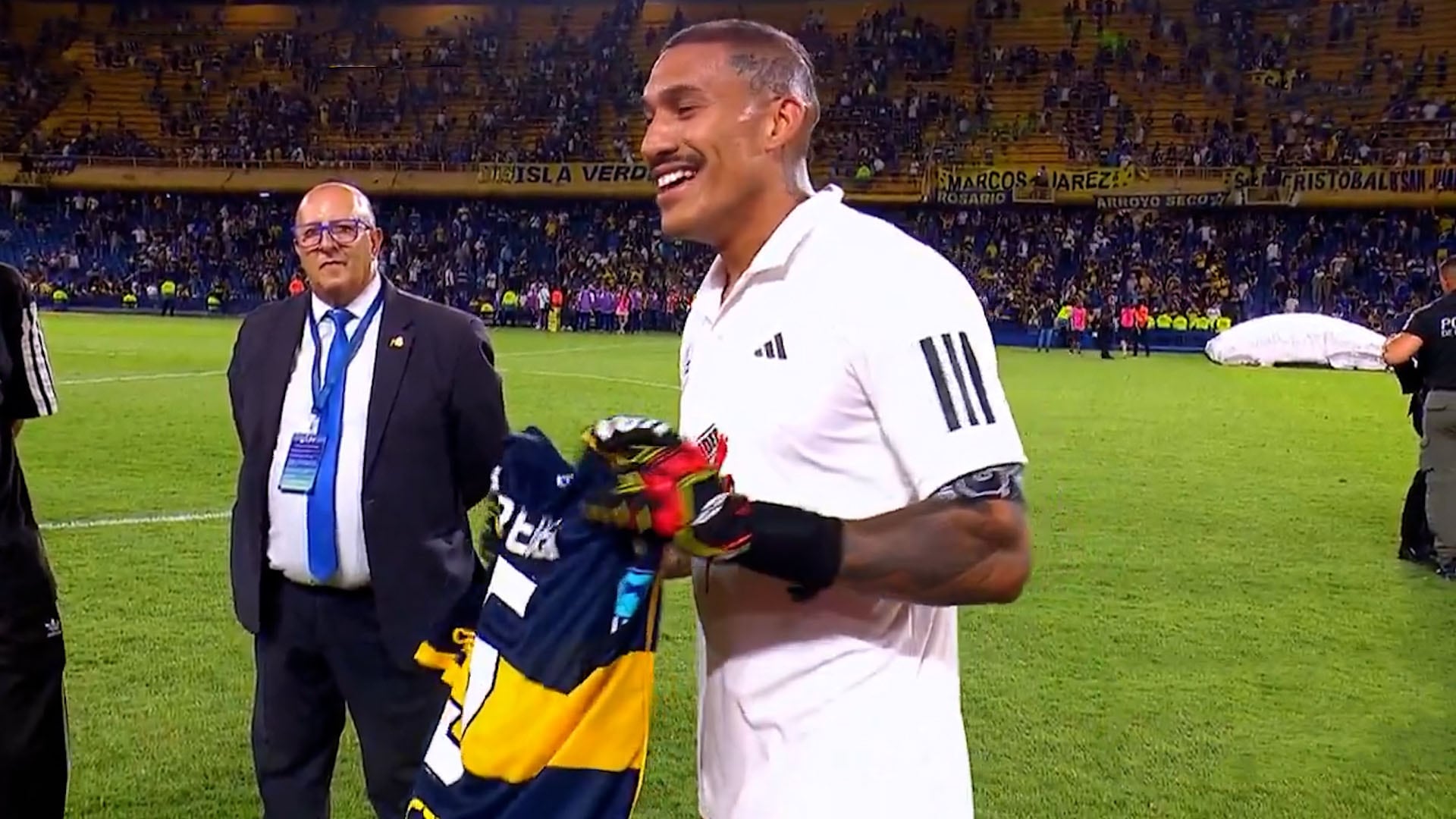 Nacho Arce mostró la camiseta de Paredes que se quedó