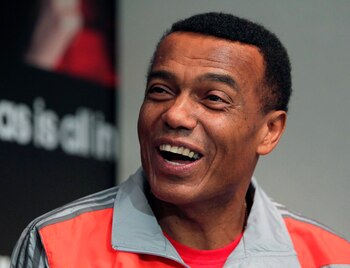Fotografía de archivo del futbolista peruano Teófilo Cubillas durante una entrevista concedida a Efe el 22 de julio de 2011, en Buenos Aires (Argentina). EFE/Marcelo Sayão