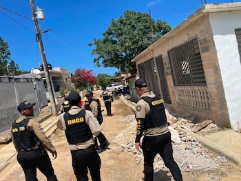 Autoridades ejecutan un consolidado de 1,407 operativos y 10 allanamientos en San Cristóbal, La Romana, Peravia y La Altagracia, resultando en la detención de 107 personas. (Foto cortesía DNCD)