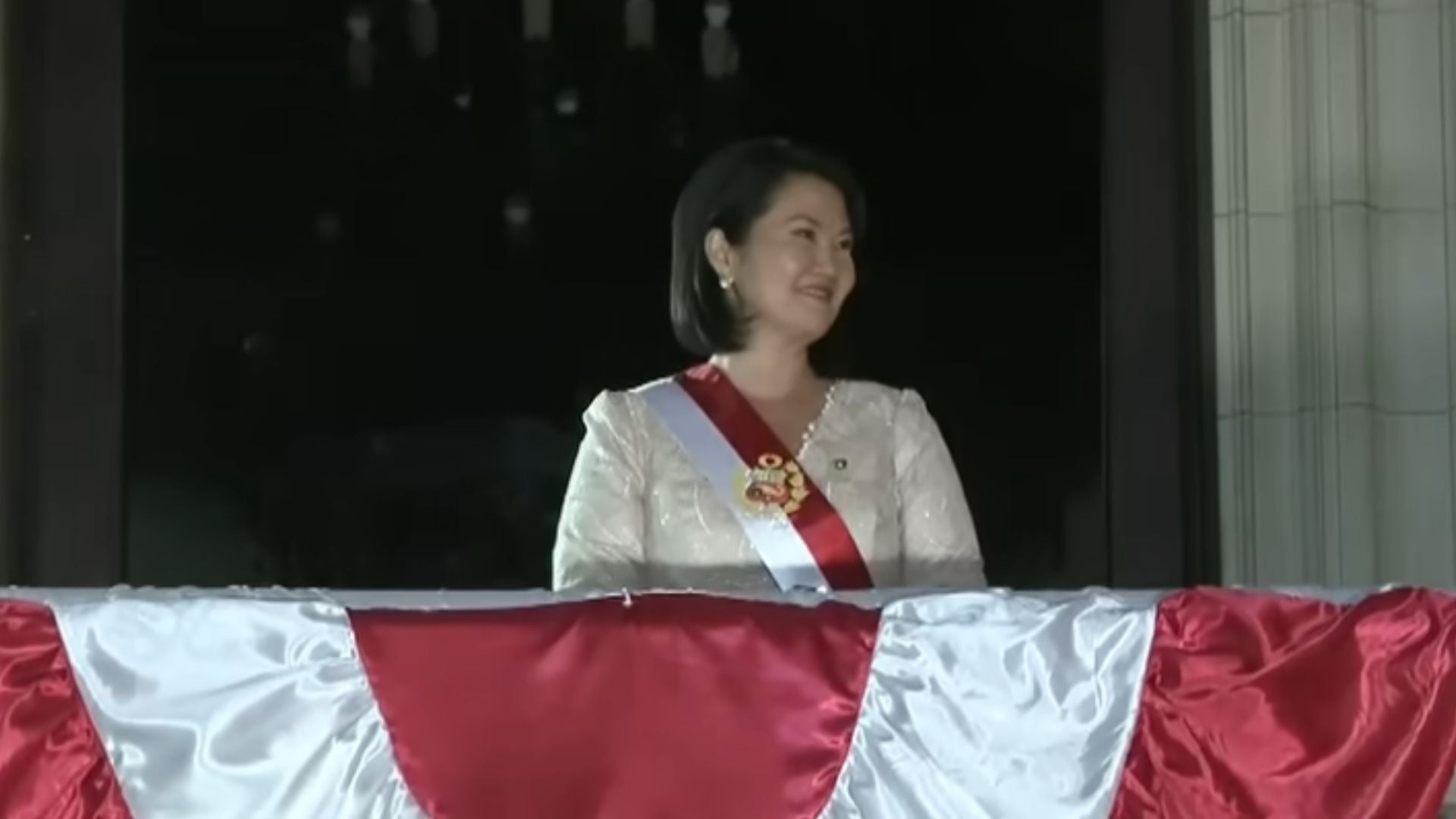 Keiko Fujimori saludó a miles de personas desde Palacio durante el pasacalle por Fiestas Patrias