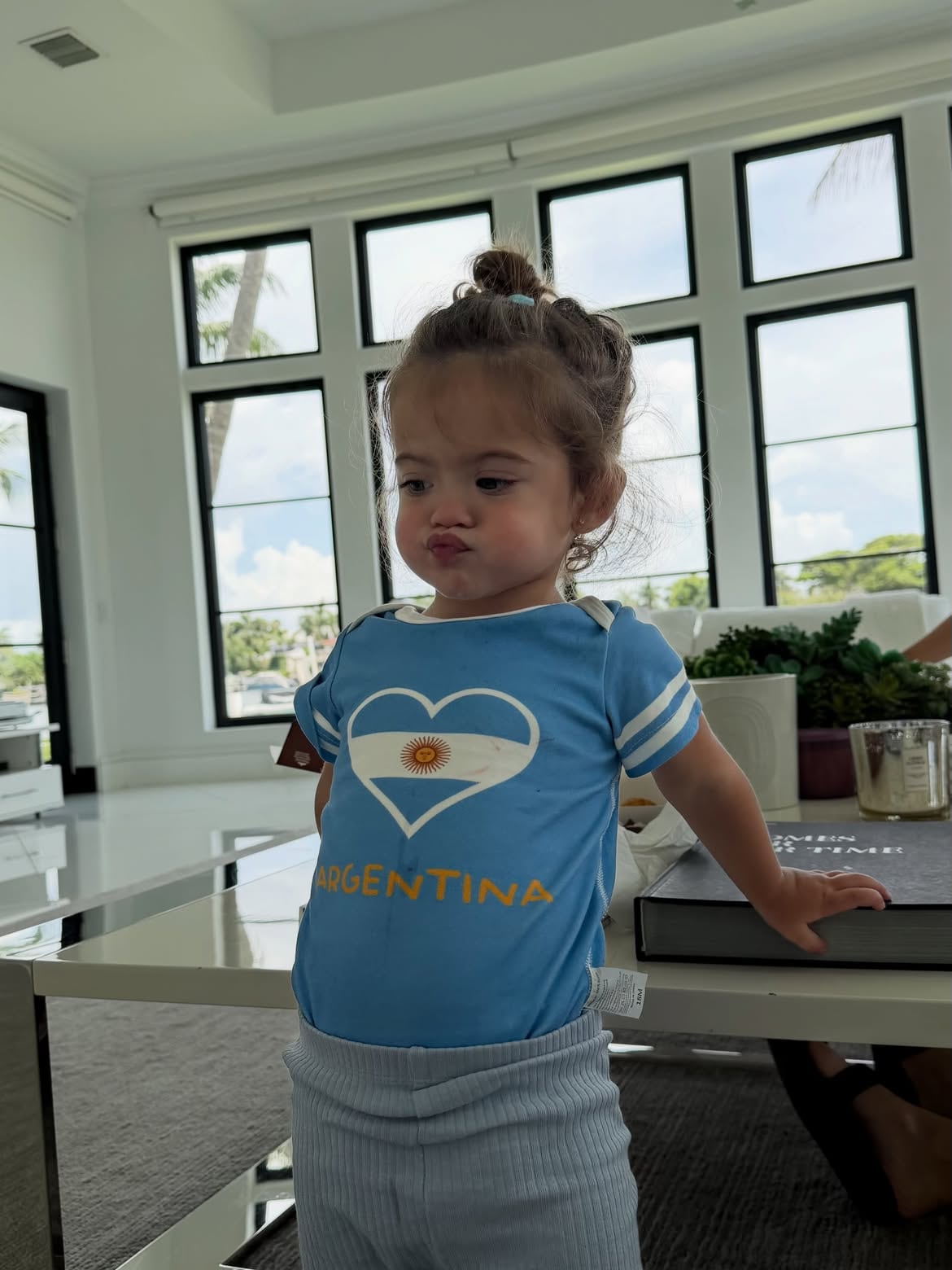 La pequeña enterneció con una remera de la Argentina