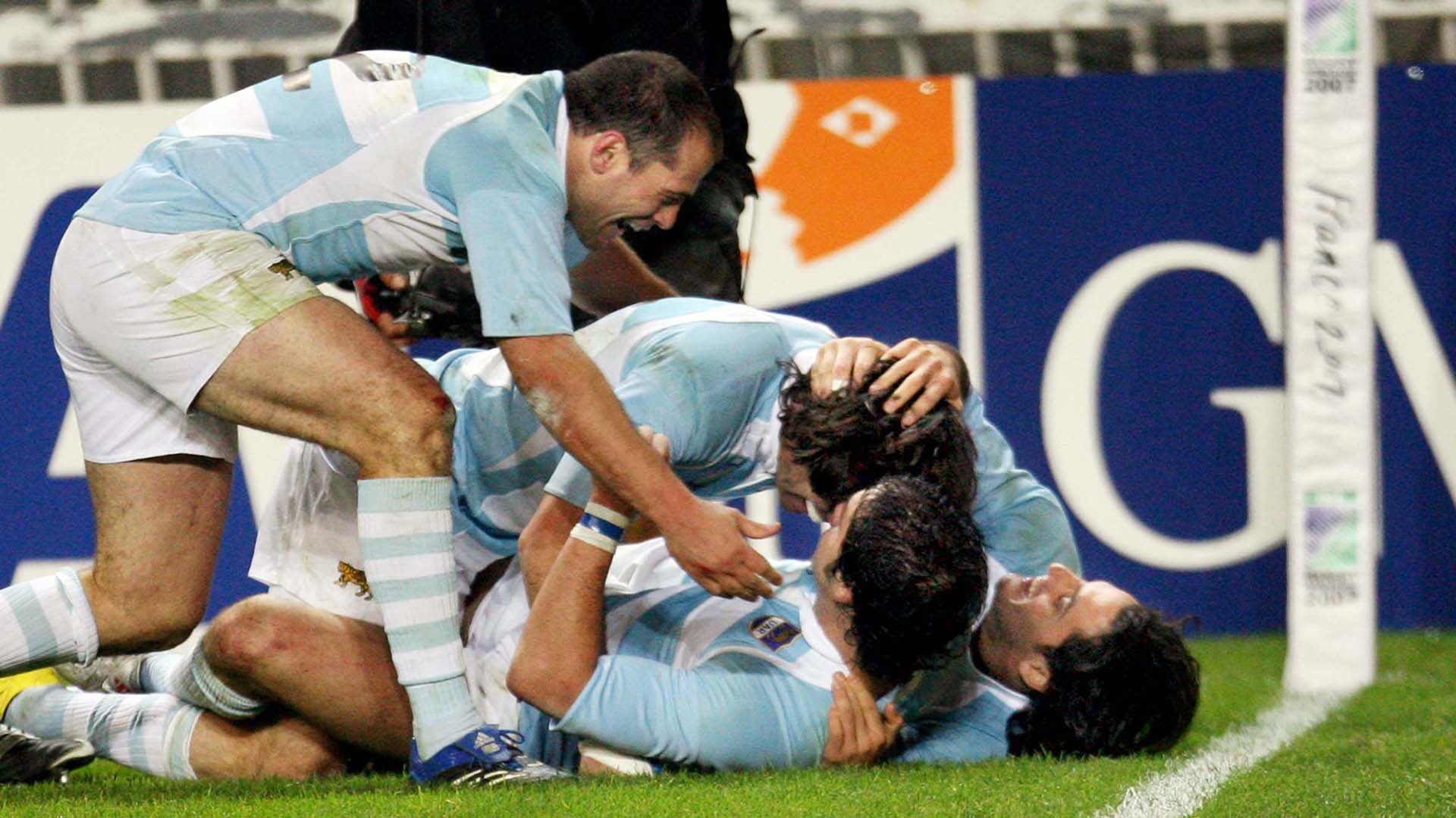Felipe Contepomi (arriba) junto a Agustín Pichot (piso) y Federico Martín Aramburu (AFP PHOTO / PAUL ELLIS)