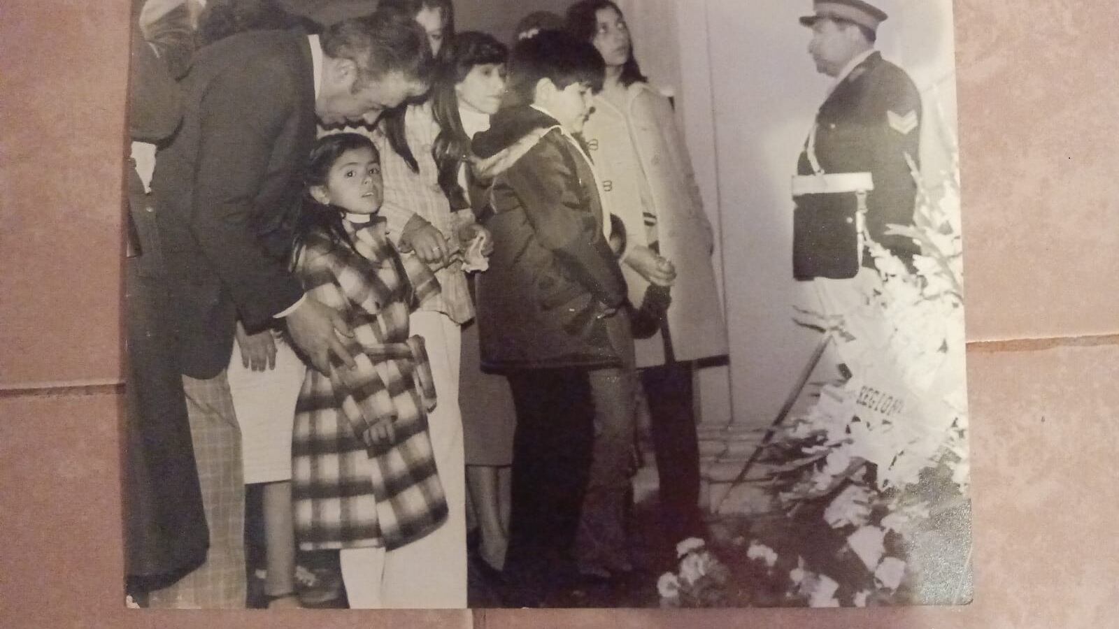 Silvina González, siendo niña, iba a los actos de homenaje a los policías caídos (Silvina González)