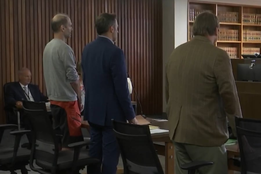 Un gran jurado del condado de Hampshire acusó a Jude Demeis por tres cargos de posesión de material de abuso sexual infantil y uno por exhibir o posar a un menor en estado de desnudez (Captura de video: WWLP-22News).