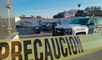 Fotografía que muestra una camioneta blindada(i), resguardada desde donde un comando armado y policías se enfrentaron, en la ciudad de Irapuato, del estado de Guanajuato (México). EFE/ Str