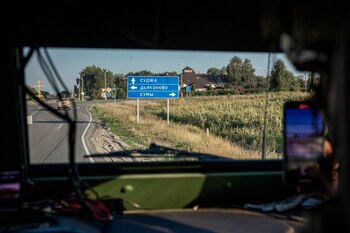 Un soldado toma una foto