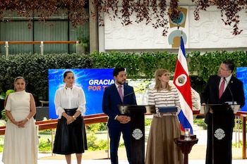 Laura Fernández Delgado, presidenta electa de Costa Rica, reconoce el legado de Chaves y promete continuidad política al asumir el mando. Cortesía: Transmisión Presidencia de la República