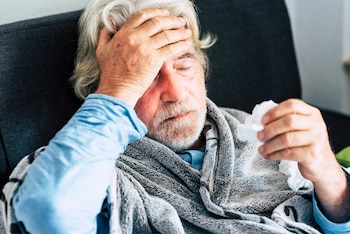 Hombre con COVID (Shutterstock)