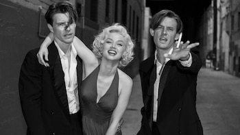 Xavier Samuel como Cass Chaplin,