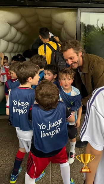 El actor chileno dio el presente en el evento deportivo de su hijo menor, Amancio
