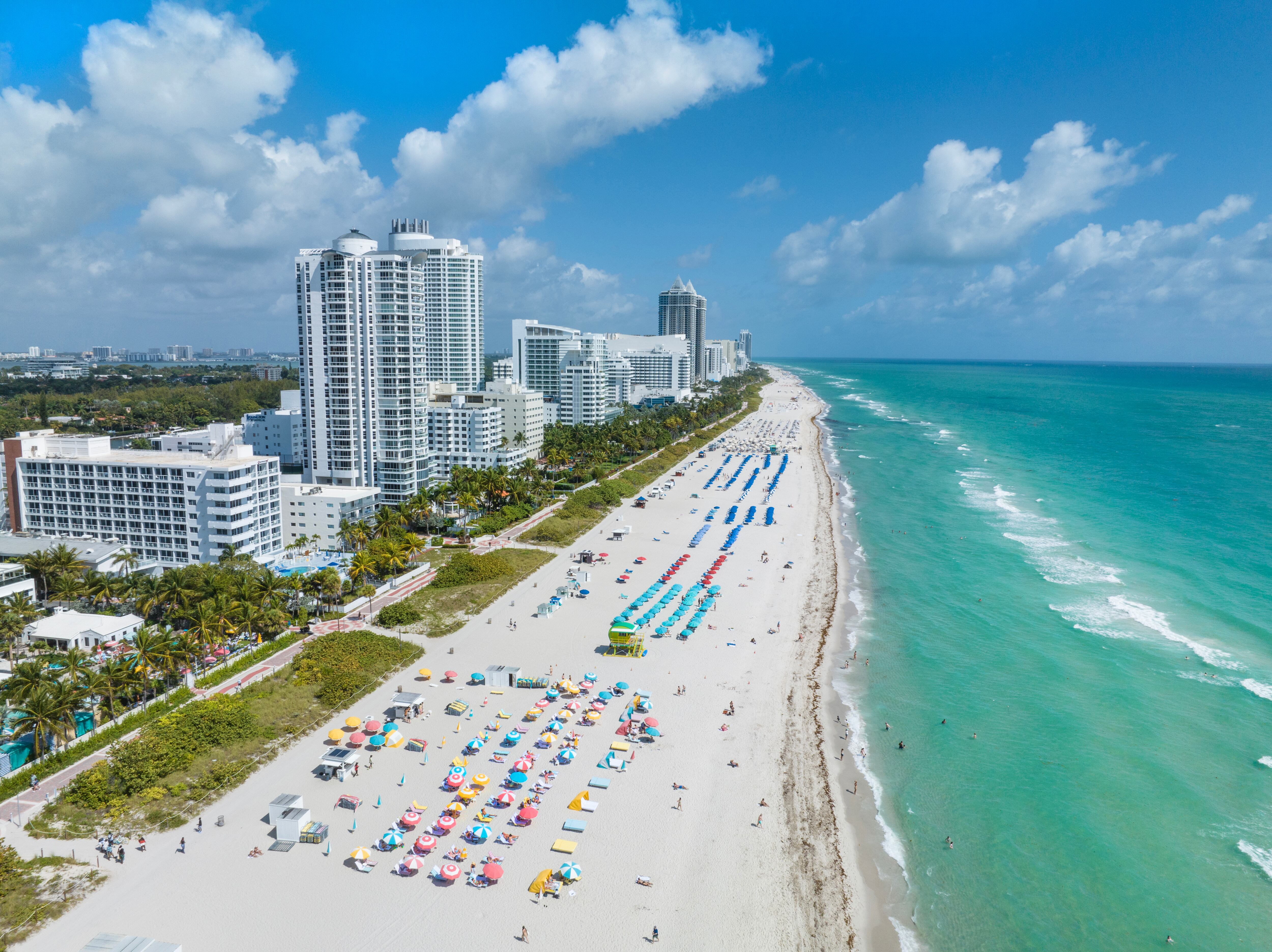 Más allá de su fama internacional como epicentro de eventos, hoteles de lujo y cultura nocturna, Miami Beach se ve limitada por desafíos estructurales que inciden negativamente en la crianza de menores, desde la escasez de vivienda asequible hasta una infraestructura escolar tensionada (Greater Miami & Miami Beach)