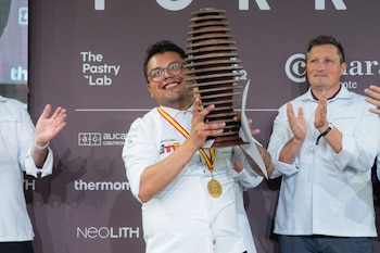El mexicano Rubén Alan Díaz gana el Premio Internacional de Alta Pastelería Paco Torreblanca en Alicante Gastronómica con su creación Kakaw. (Alta Pastelería Paco Torreblanca)