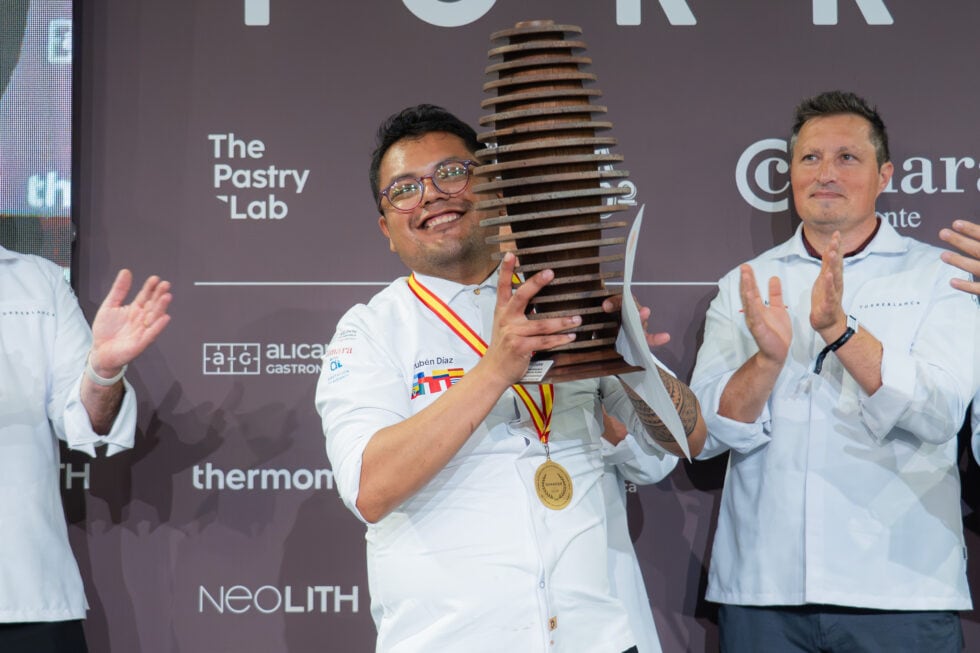 El mexicano Rubén Alan Díaz gana el Premio Internacional de Alta Pastelería Paco Torreblanca en Alicante Gastronómica con su creación Kakaw. (Alta Pastelería Paco Torreblanca)