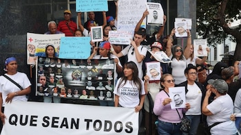 Personas sostienen carteles con fotos, pancartas y letreros con mensajes que piden la libertad de los presos políticos
