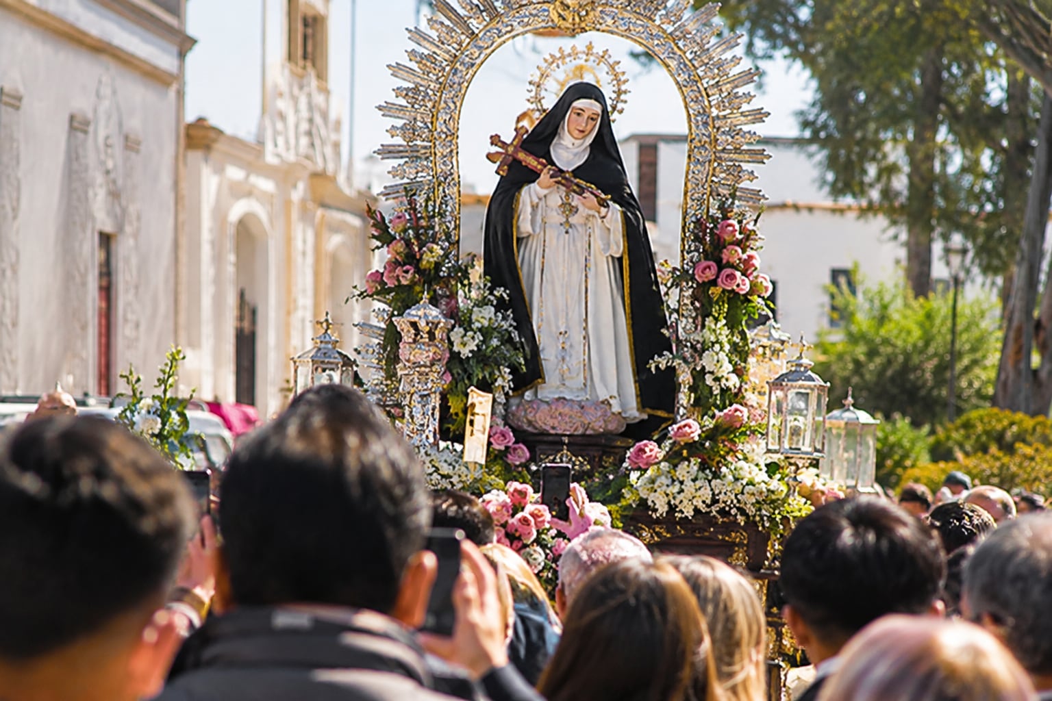 Fieles acompañan la procesión de la imagen de Santa Rosa de Lima en Perú durante la festividad religiosa del 30 de agosto. (Imagen Ilustrativa Infobae)